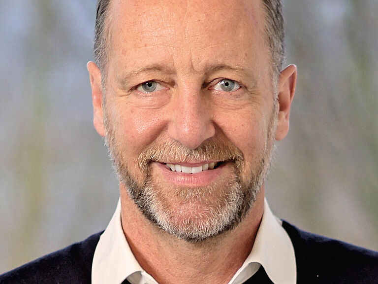 Das Bild zeigt ein Porträt von Norbert Woehlke, BGHW-Experte für Angebotsentwicklung