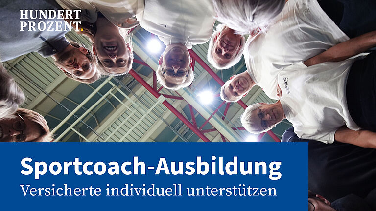 Sieben Personen in Sportkleidung stehen im Halbkreis und schauen auf die am Boden liegende Kamera. 