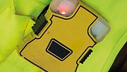 Mitarbeitende befestigen Transponder an Kleidung oder Helm
