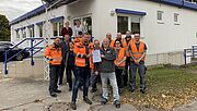 Urkundenübergabe in Mittenwalde: Roland Boettcher (Depotleiter) und Michael Konrad (HSE Auditor) mit Team
