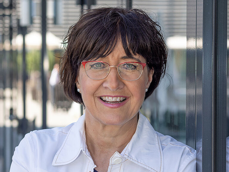 Marita Klinkert, Mitglied der Geschäftsführung, schaut freundlich in die Kamera.