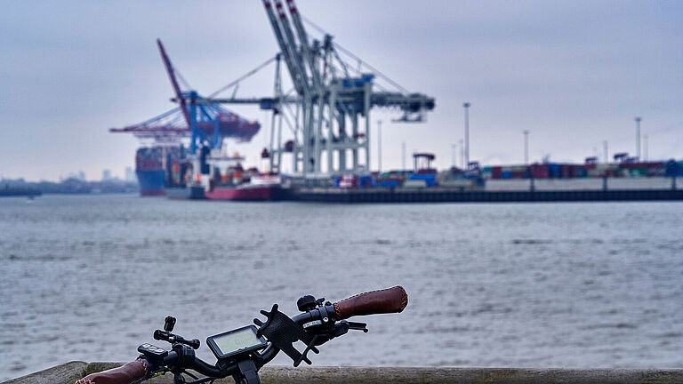 Fahrrad lehnt am Hafen-Geländer