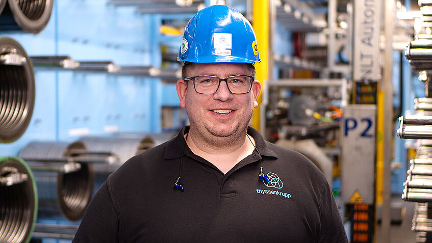 Porträt Christian Emde mit Schutzhelm, Projektmanager bei Thyssenkrupp Materials Processing Europe