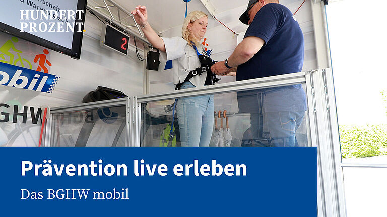 Eine Frau steht auf einem Laufband und erhält eine Sicherung für den Oberkörper. Unter dem Bild steht: Prävention live erleben. Das BGHW mobil