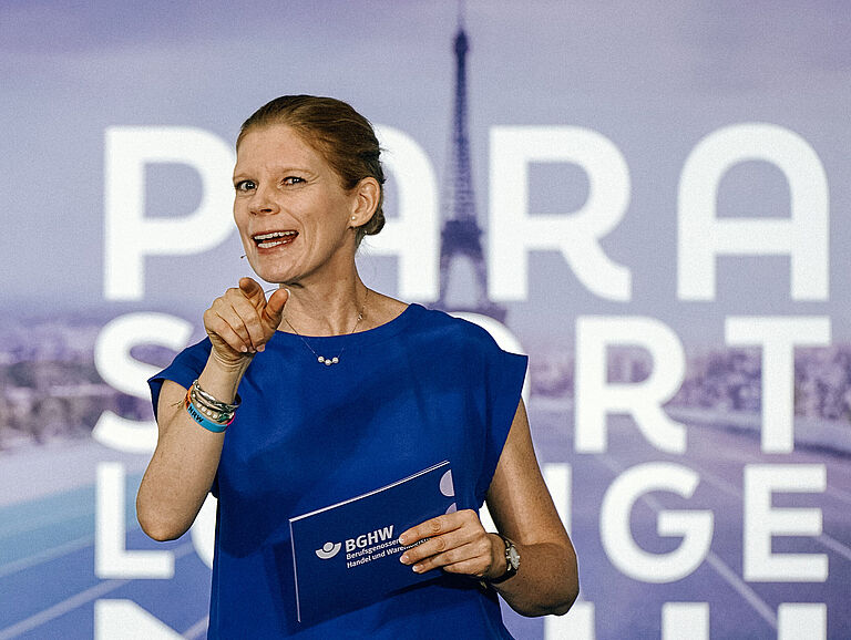 Iris Stelter spricht vor dem Publikum der Para-Sport-Lounge in Düsseldorf.