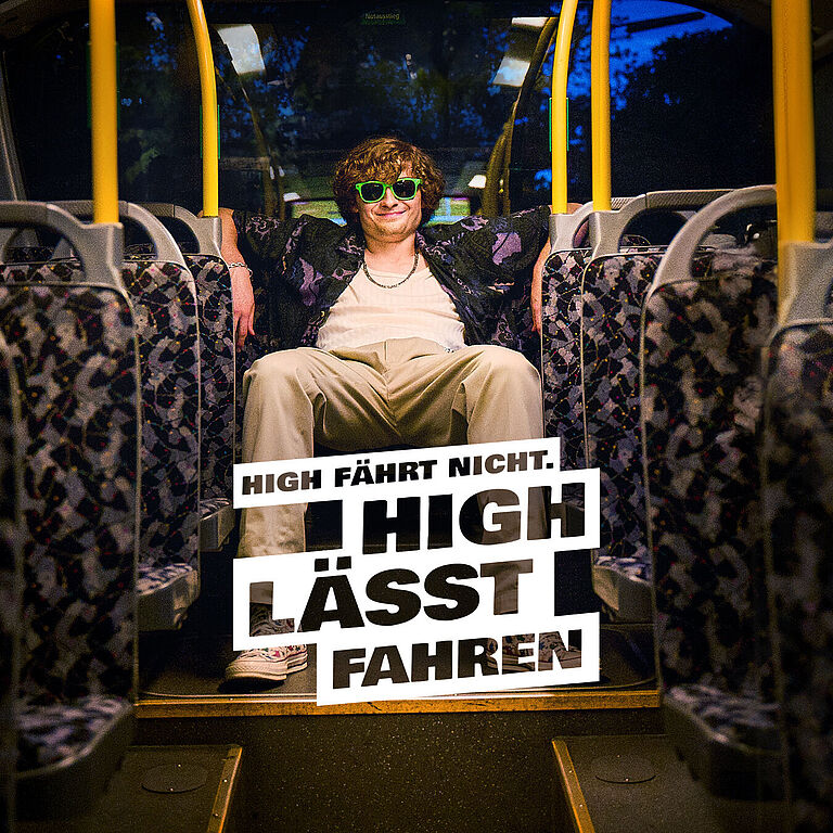 Ein junger Mann mit lockigen Haaren, Sonnenbrille und lässiger Kleidung sitzt entspannt auf der Rückbank eines leeren Busses. Auf dem Bild steht der Slogan: „High fährt nicht. High lässt fahren.“