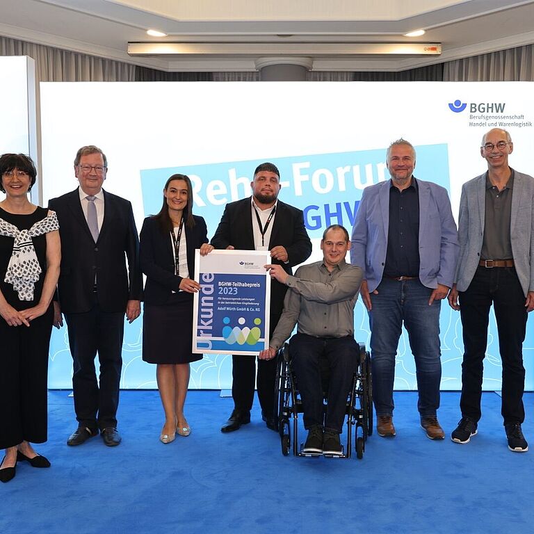 Gruppenbild von der Urkundenüberreichung des Teilhabepreises der BGHW