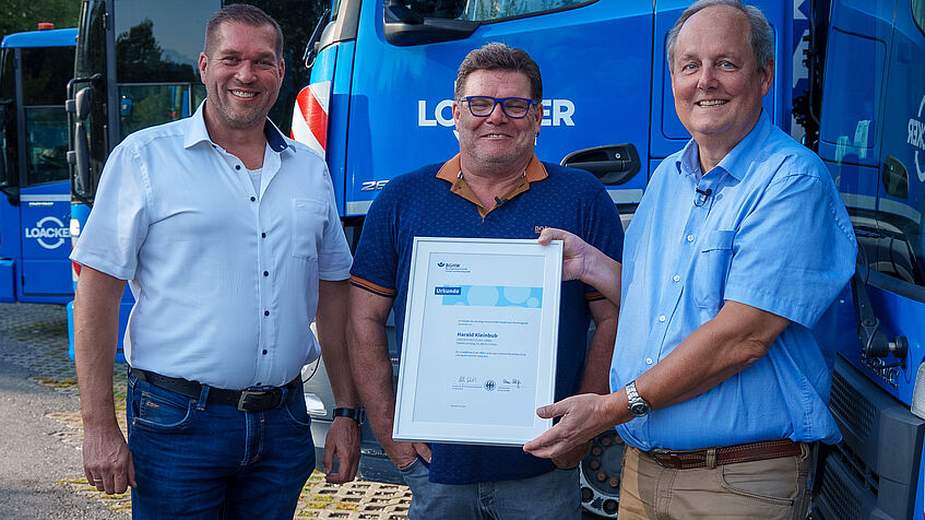 Aufsichtsperson Robert Wagner von der BGHW mit Ersthelfer und Geschäftsführer