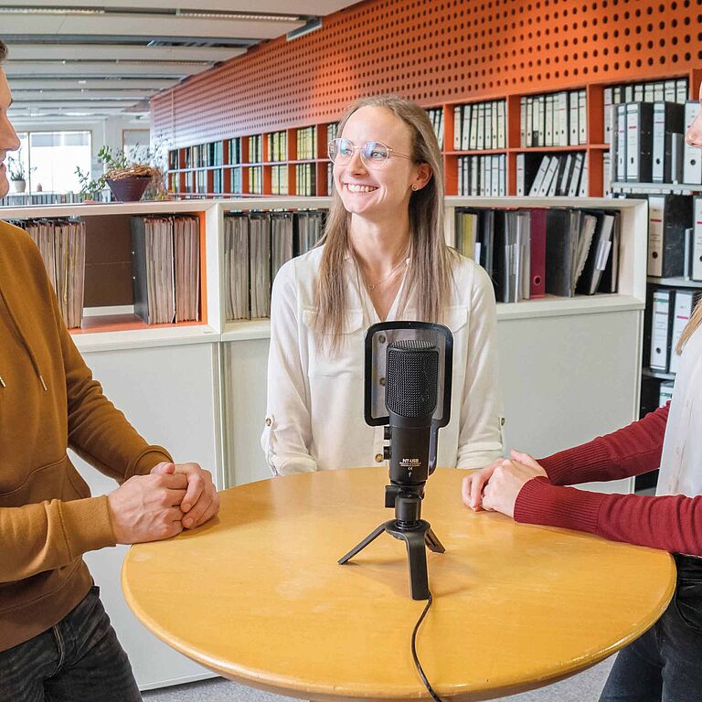 Maura Schad, Vorsitzende der JAV, Luisa Gilbert und Maurice Müller, beide Mitglieder des JAV-Teams, haben einen Muster-Podcast filmisch umgesetzt, um den Kolleginnen und Kollegen das Projekt ‚Oranger Engel‘ vorzustellen.
