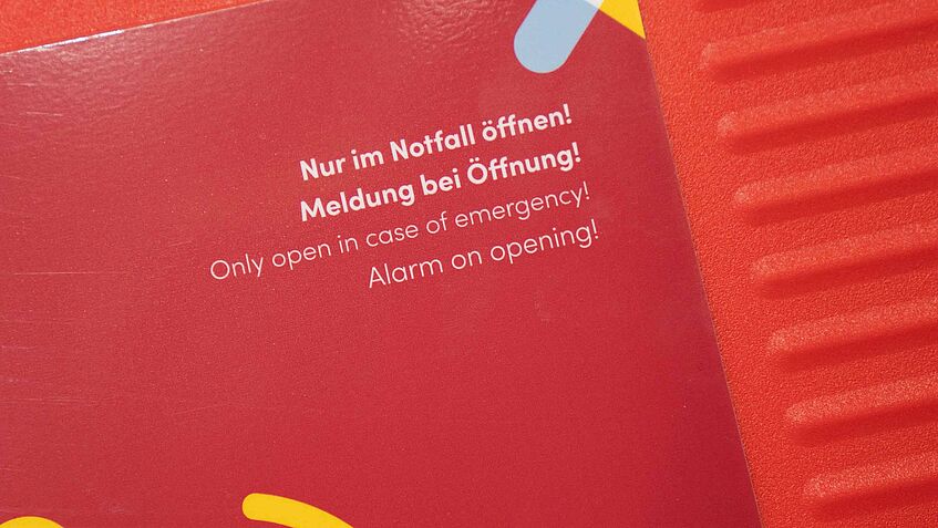 Außenhülle des Koffers mit Warnhinweis.
