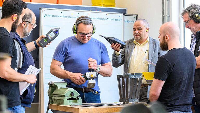 Teilnehmende des BGHW-Lärmseminars bei Lärmmessübungen