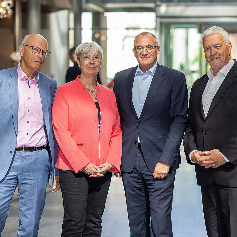 Neu gewählt, von links: Hans-Peter-Flinks und Silke Meyer-Seidler (Vorsitzende der Vertreterversammlung), Roland Kraemer und Manfred Wirsch (Vorstandsvorsitzende)