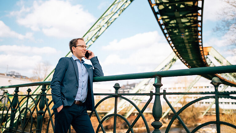Kommunikations-Profi Stefan Ganzke mit seinem Mobil-Telefon. Er hat sich unter anderem auf das Thema Kommunikation mit Mitarbeitern spezialisiert.