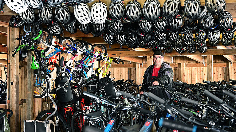 Blick in einen Fahrradladen mit vielen Helmen an der Decke 