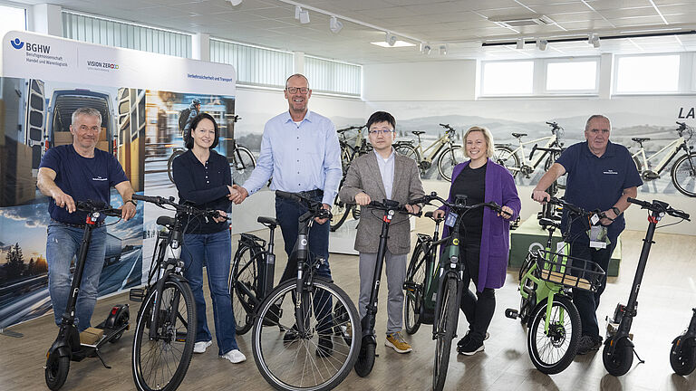 Das Bild zeigt die offizielle Übergabe von vier Pedelecs und vier E-Scootern von Prophete in Moving an die BGHW in Rheda-Wiedenbrück