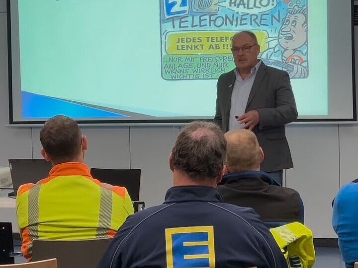 Dieter Schäfer vor Zuhörer präsentiert 10 Max-Achtziger-Regeln