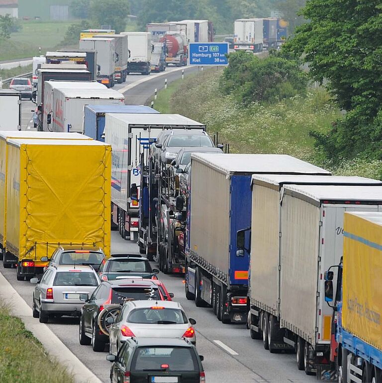 Auf einer Autobahn stauen sich LKW auf der rechten Fahrbahn.