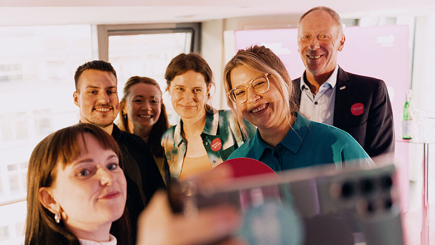 Eine Gruppe junger Menschen macht ein Selfie