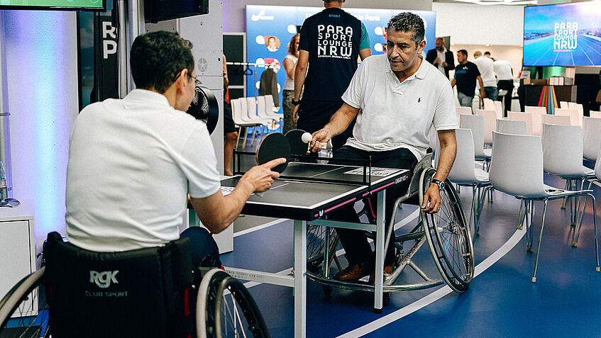 Mohamed Aziriu beim Para-Tischtennis