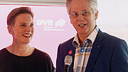 Dr. John Bötticher im Gespräch mit Moderatorin Okka Gundel