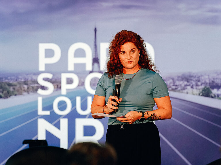 Katja Sessig spricht vor Publikum in der Para-Sport-Lounge, Düsseldorf.