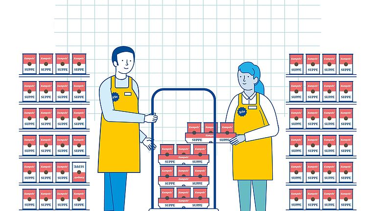 Regalreihen mit Konserven, eine Supermarktmitarbeiterin und ein Supermarktmitarbeiter entnehmen weitere Ware aus einem Rollcontainer, der zwischen den Regalreihen steht.