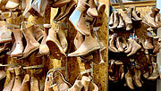 In einem Lagerraum in der Werkstatt stehen und hängen Holz-Leisten soweit das Auge reicht. Die Maßschuh-Vorlagen werden aufgehoben für eventuelle Nachbestellungen.