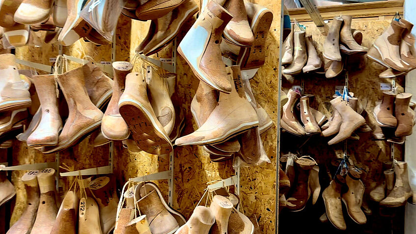 In einem Lagerraum in der Werkstatt stehen und hängen Holz-Leisten soweit das Auge reicht. Die Maßschuh-Vorlagen werden aufgehoben für eventuelle Nachbestellungen.