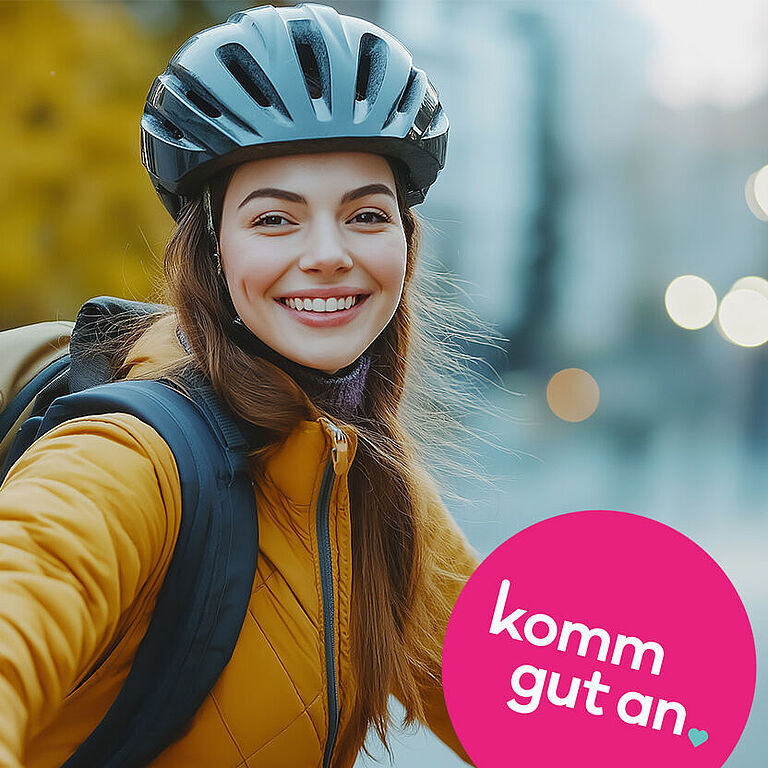 Eine junge Frau mit Fahrradhelm auf dem Kopf lächelt in die Kamera.