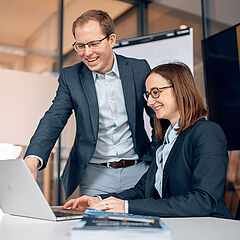 Anna und Stefan Ganzke Anna und Stefan Ganzke beraten sich über das Thema Arbeitsschutz in Kleinbetrieben