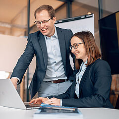 Anna und Stefan Ganzke Anna und Stefan Ganzke beraten sich über das Thema Arbeitsschutz in Kleinbetrieben