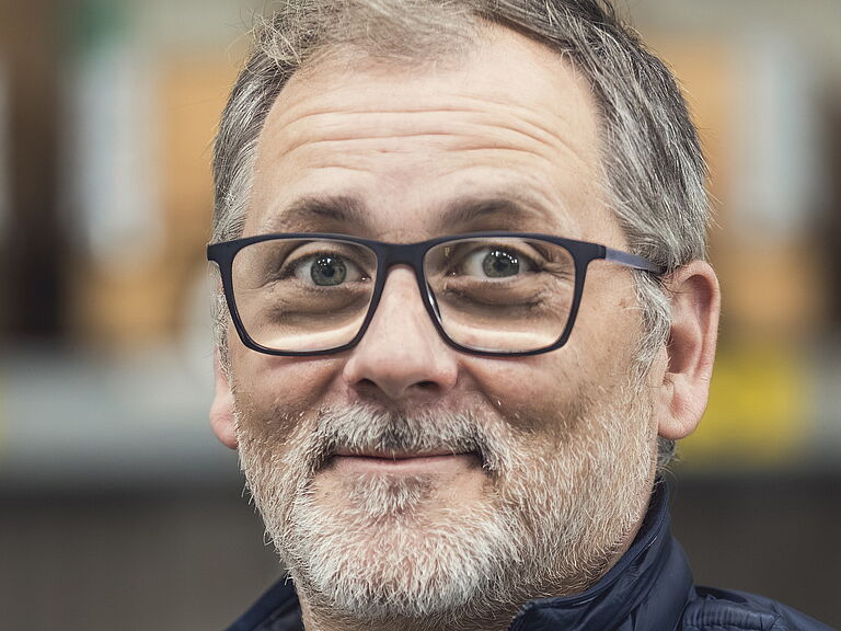 Michael Weigel im Porträt. Er schaut freundlich in die Kamera. 