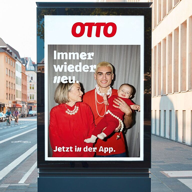 Werbeplakat von Otto, das eine ältere Frau, eine diverse Person und ein Baby zeigt