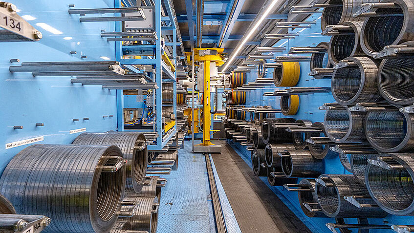 Nahansicht der Messerbauroboteranlage, die eine Vielzahl von Messern zeigt