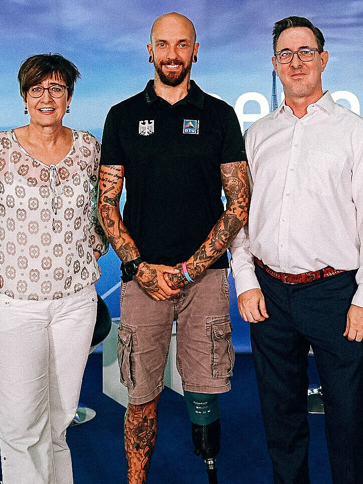 Marita Klinker, Kim Cremer und Sven Königer in der Para-Sport-Lounge in Düsseldorf