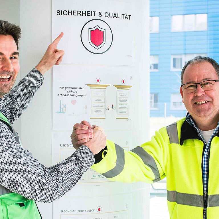 Zwei Mitarbeiter klatschen sich ab