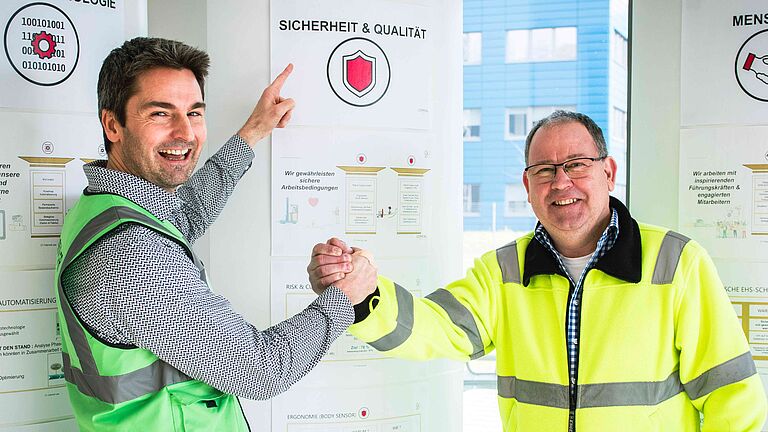 Zwei Mitarbeiter klatschen sich ab