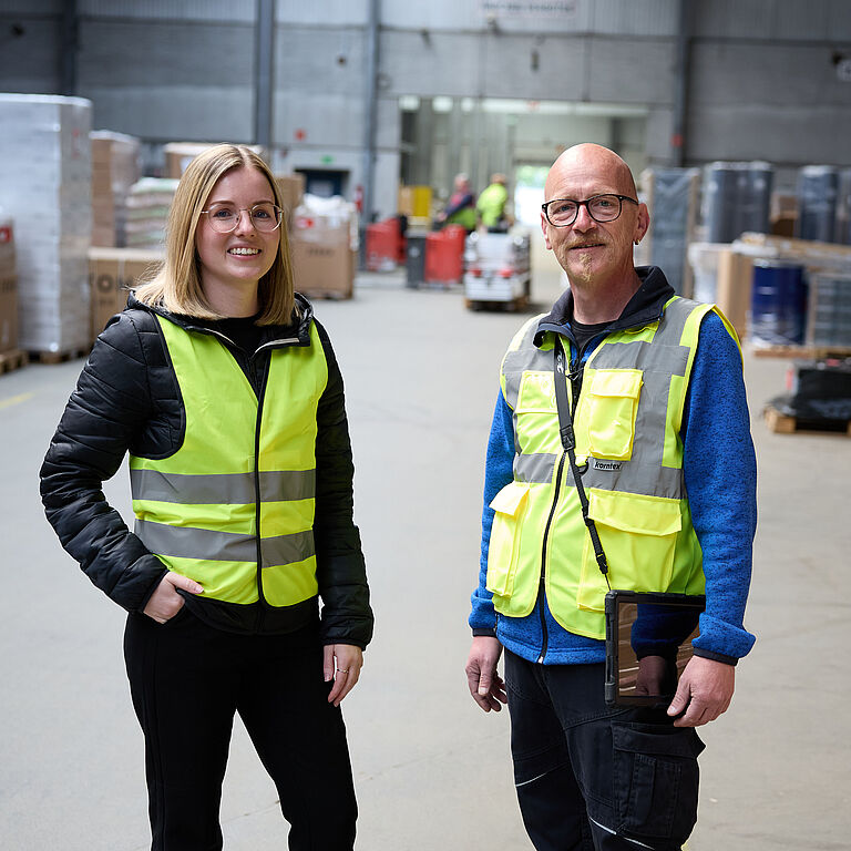 Tessa Erzgräber und Michael Schneider in Warnwesten im Umschlagslager der Zufall Logistics Group in Fulda.