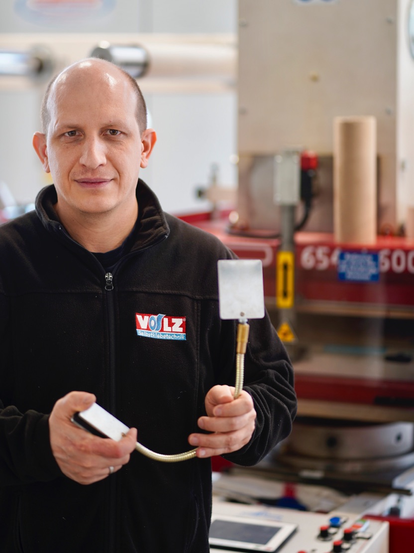 Sicherheitsbeauftragter Messiah Bergmann hält einen magnetischen Spiegel in der Hand