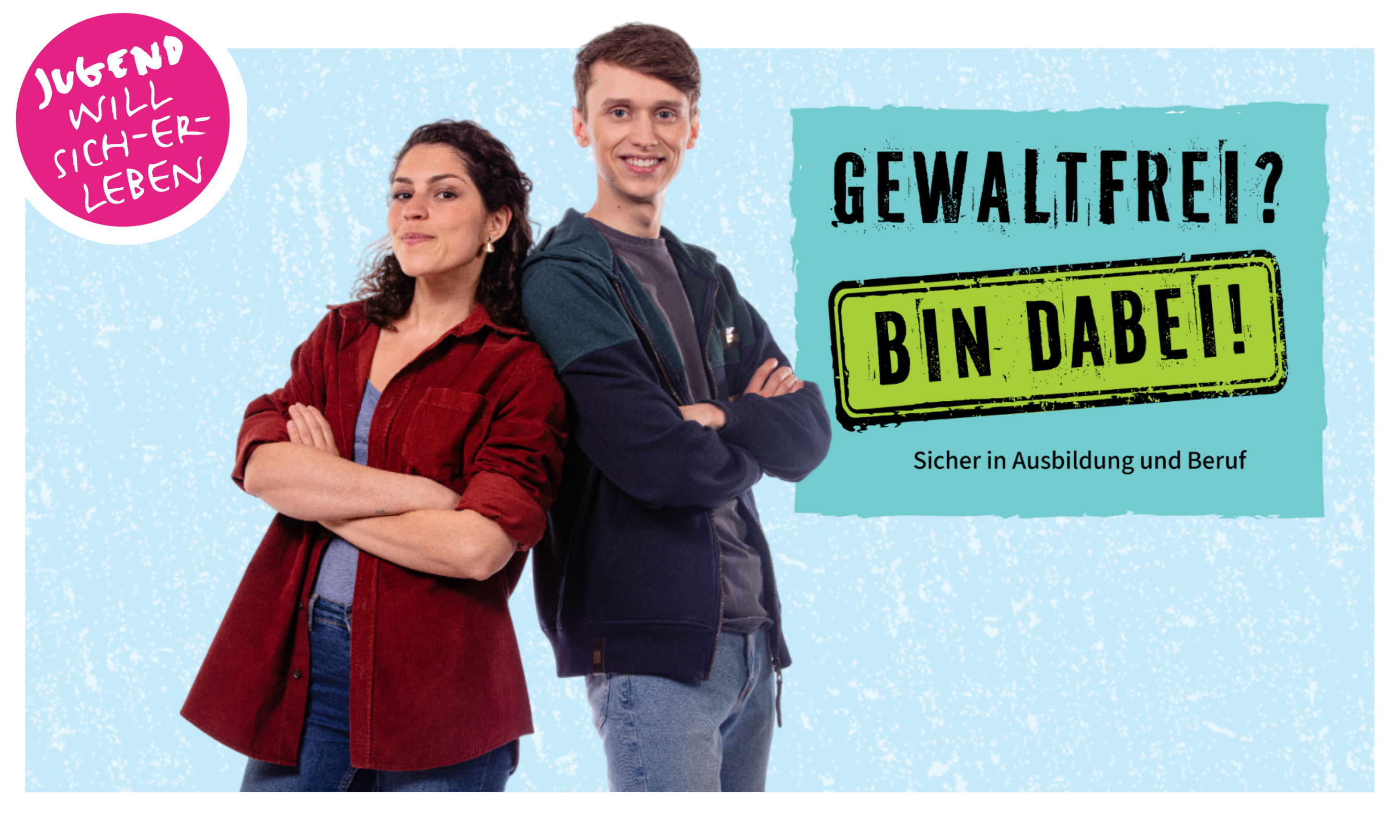 Composing: Eine junge Frau und ein junger Mann stehen mit verschränkten Armen Rücken an Rücken. Dazu werden das pinke, runde Logo und das Motto des Präventionsprogramms 2025/26 von Jugend will sich-er-leben dargestellt. Das Motto lautet: Gewaltfrei? Bin dabei! Sicher in Ausbildung und Beruf